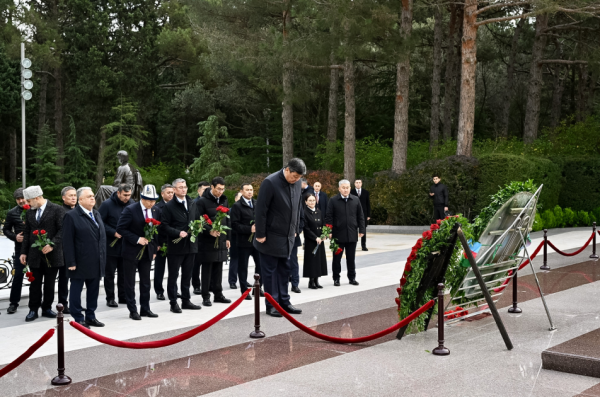 Qırğızıstan nümayəndə heyəti Ulu Öndər Heydər Əliyevin məzarını ziyarət edib
